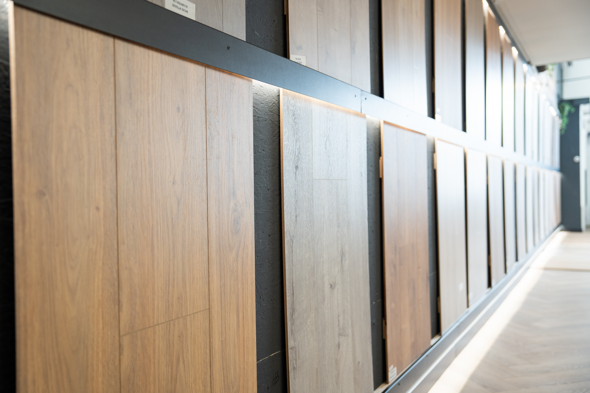 Showroom Vloeren Kameraad - lange wand met vloersamples
